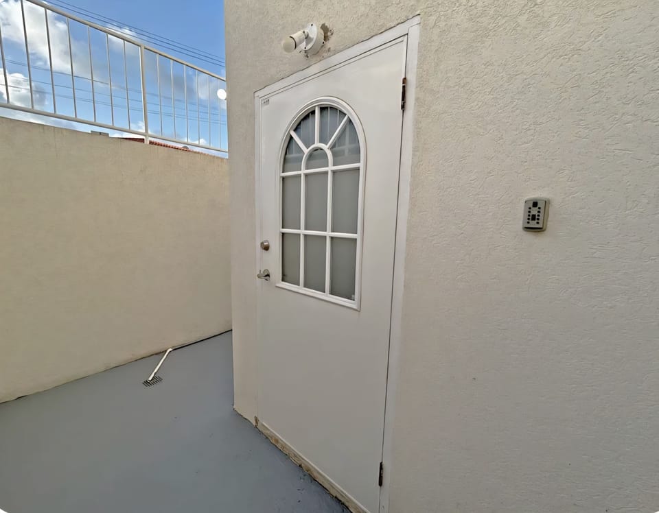 Entrance and Keysafe/Lockbox