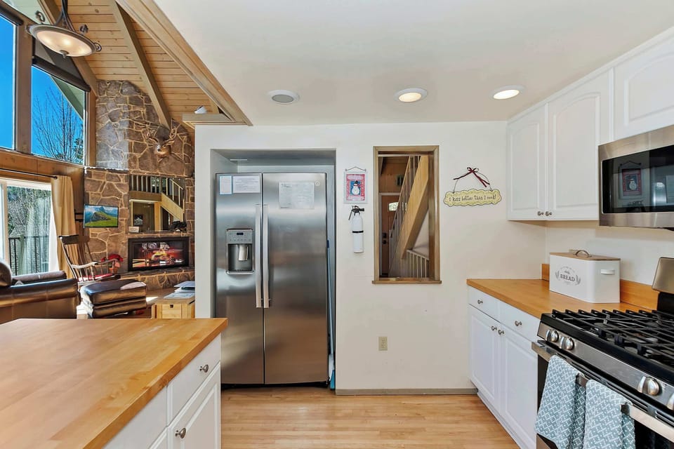 House, Multiple Beds, Patio, Mountain View (Bow N Arrow Lodge) | Private kitchen | Fridge, microwave, oven, stovetop