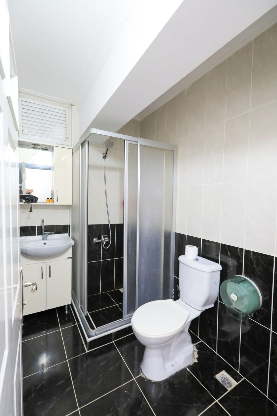 Economy Room, 1 Queen Bed | Bathroom | Shower, hair dryer, towels, soap