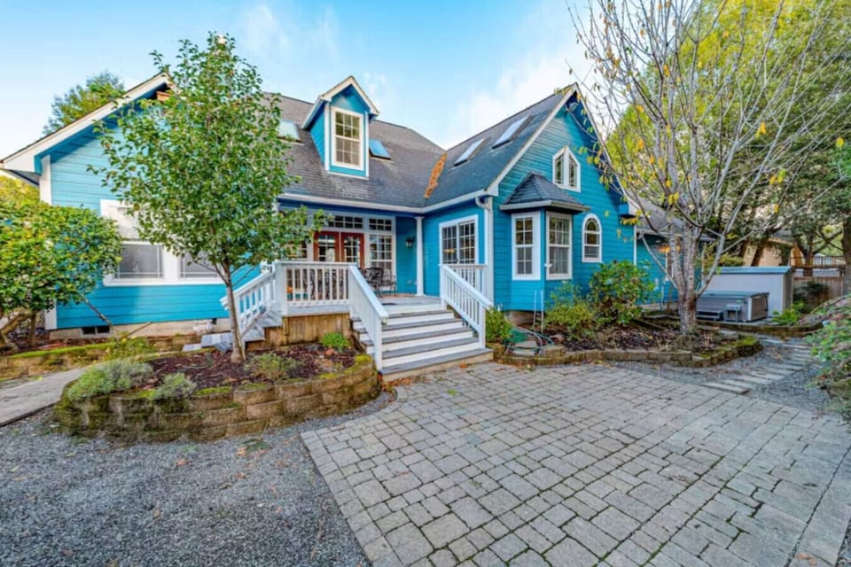 Spacious fenced back yard with patio/hot tub