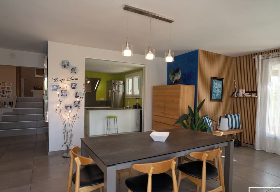 Dining room opening onto kitchen