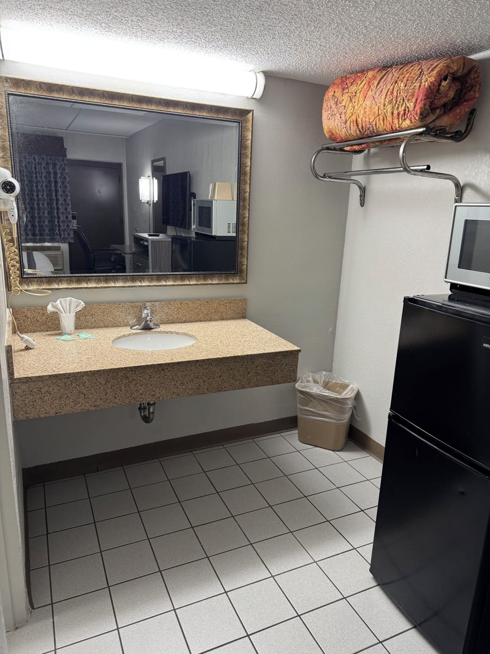 Iron/ironing board, free WiFi, bed sheets