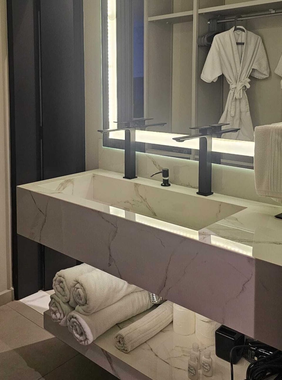 Exclusive Suite, Lanai, Courtyard View | Bathroom | Hair dryer, bathrobes, soap, shampoo