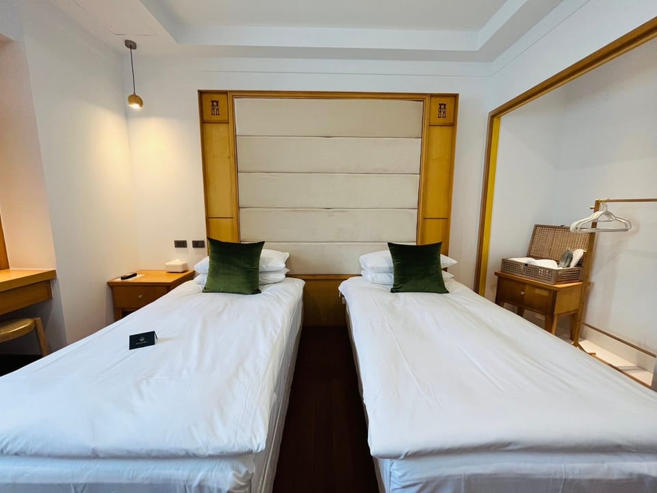 Basic Room, Mountain View | Desk, laptop workspace, blackout drapes, iron/ironing board