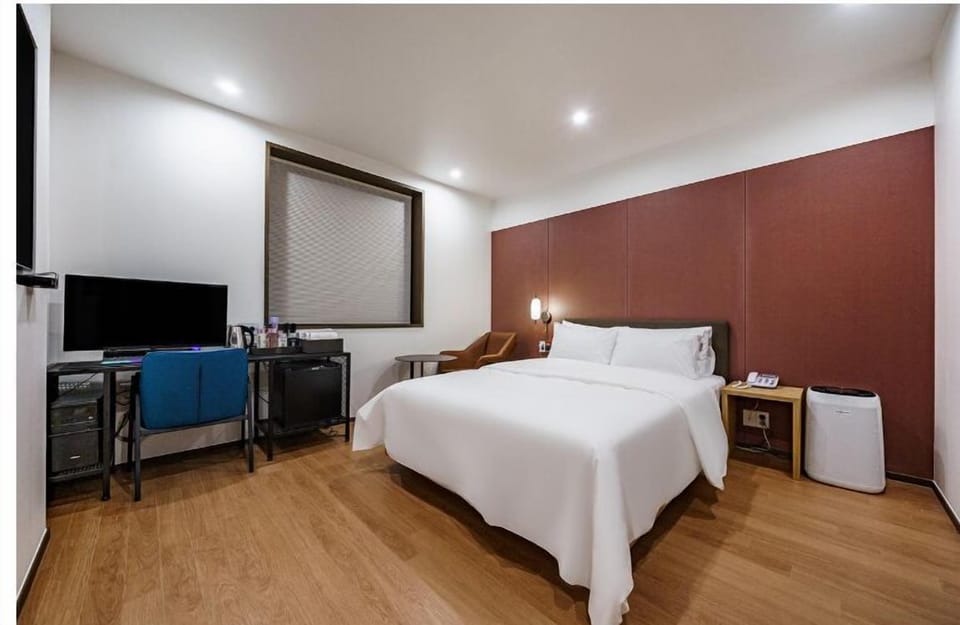 Basic Double Room, Non Smoking, Housekeeping | Desk, free WiFi