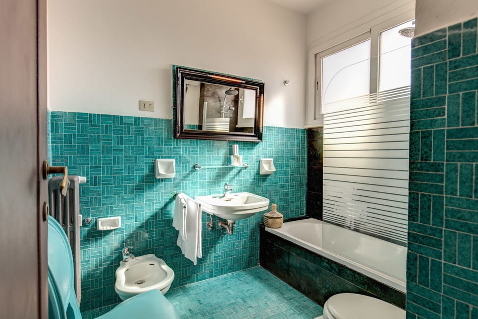 Standard Triple Room, Private Bathroom | Bathroom | Free toiletries, hair dryer, bidet, towels