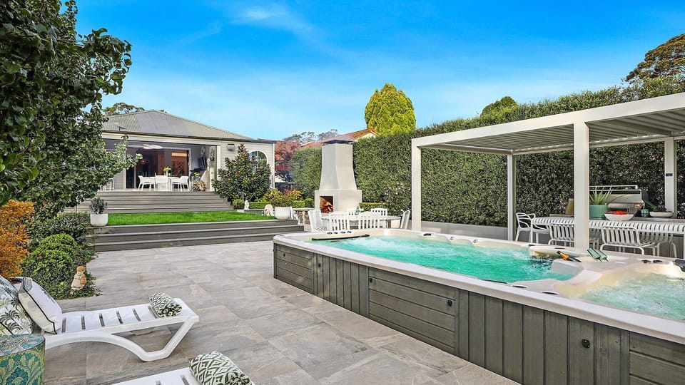 Amoré Bowral | Alfresco dining | BBQ | Swim spa | Spa | Pergola heater 