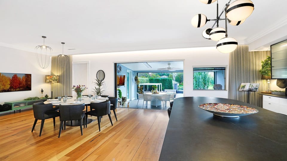 Amoré Bowral | Dining Room | Fireplace | Smart TV | Alfresco Dining | Breakfast bar