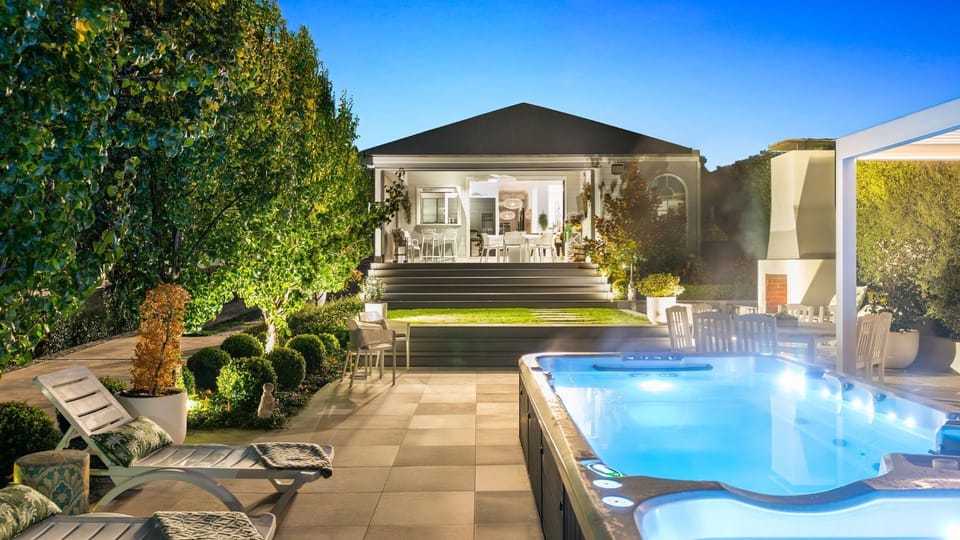 Amoré Bowral | Alfresco dining | BBQ | Swim spa | Spa | Outdoor fireplace