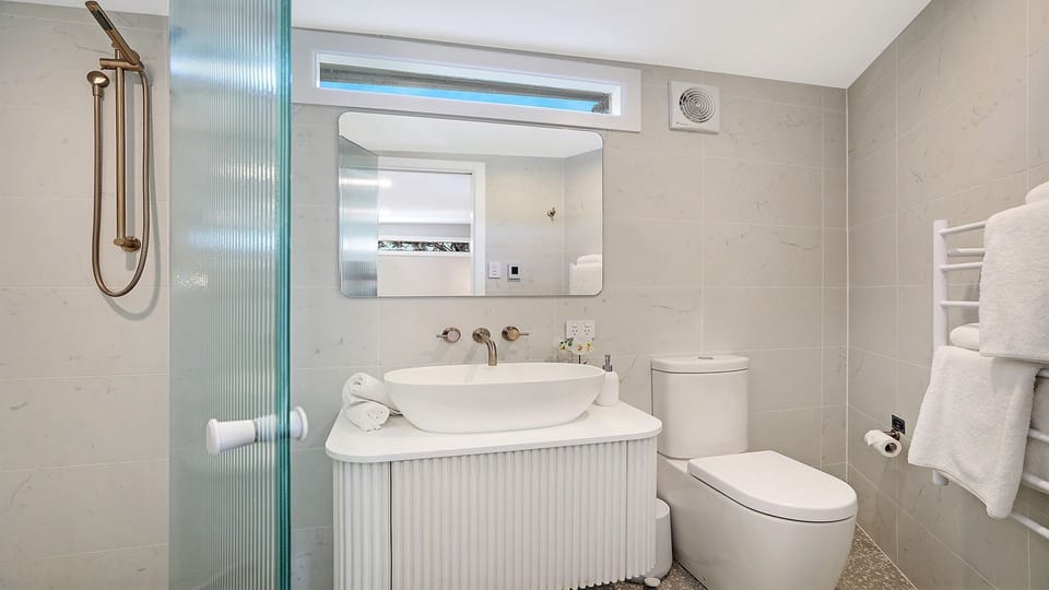 Amore Bowral | Enuite | Heated towel rail 