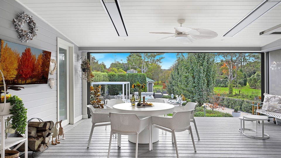Amoré Bowral | Back deck | Alfrecso dining | Smart TV | Outdoor fan | Outdoor heater  