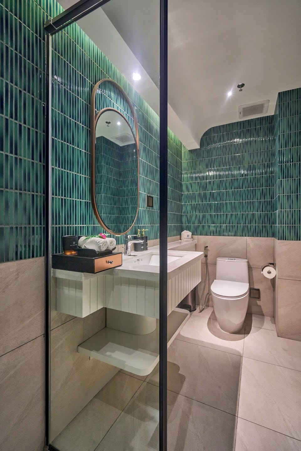 Deluxe Double or Twin Room - Afternoon Tea on Sky Beach | Bathroom | Free toiletries, hair dryer, slippers, towels