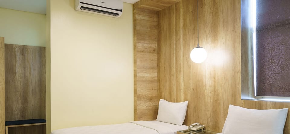 City Twin Room | Iron/ironing board, free WiFi