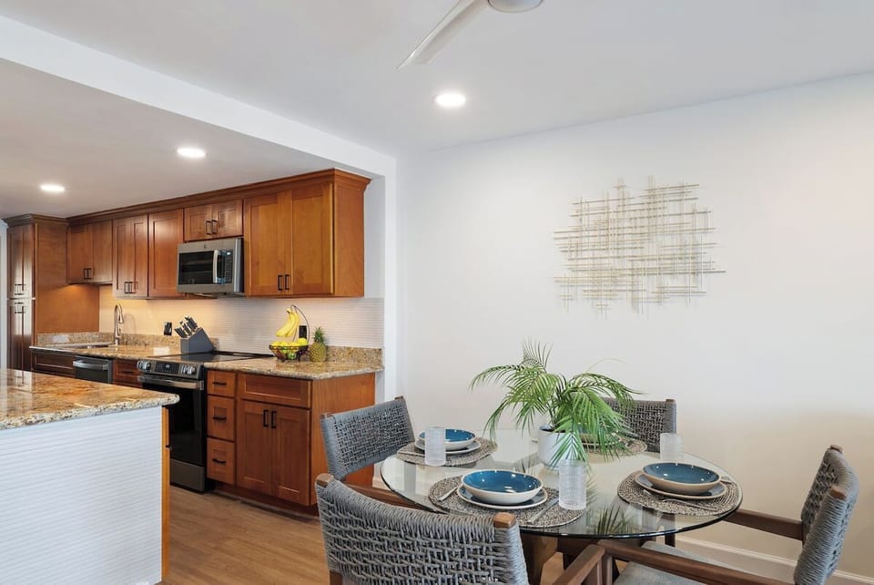 Enjoy your favorite food in this 4 seater dining table