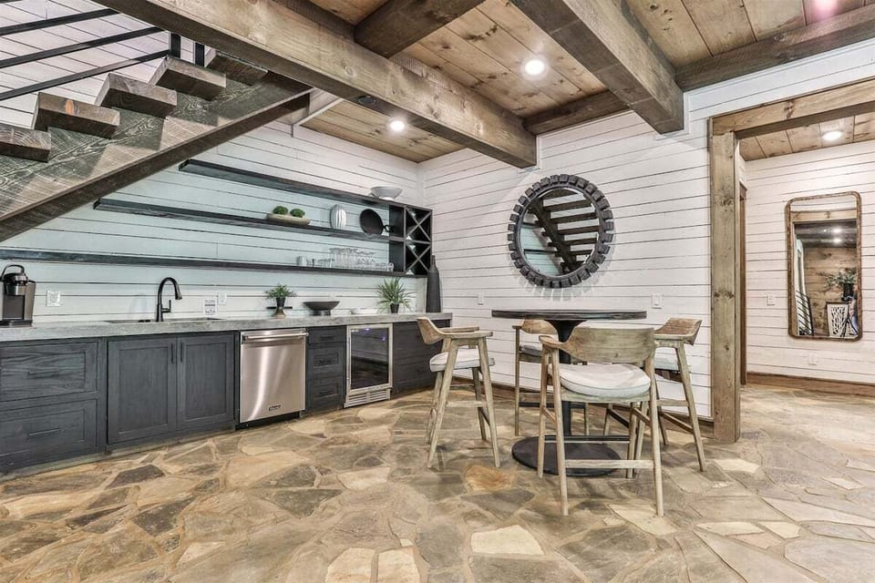 Terrace level wet bar area