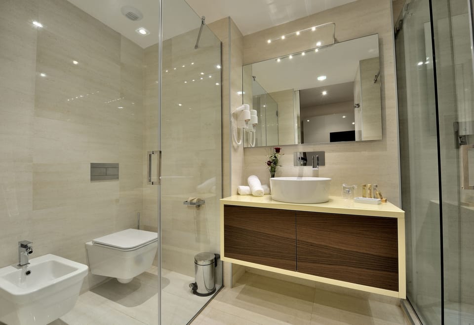 Shower, hydromassage showerhead, free toiletries, hair dryer