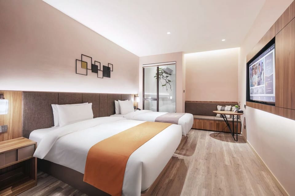 Family Twin Room | Premium bedding, down comforters, desk, laptop workspace