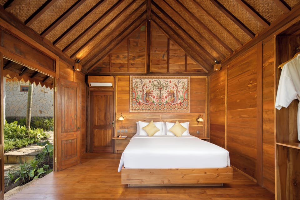 Premium bedding, in-room safe, desk, laptop workspace