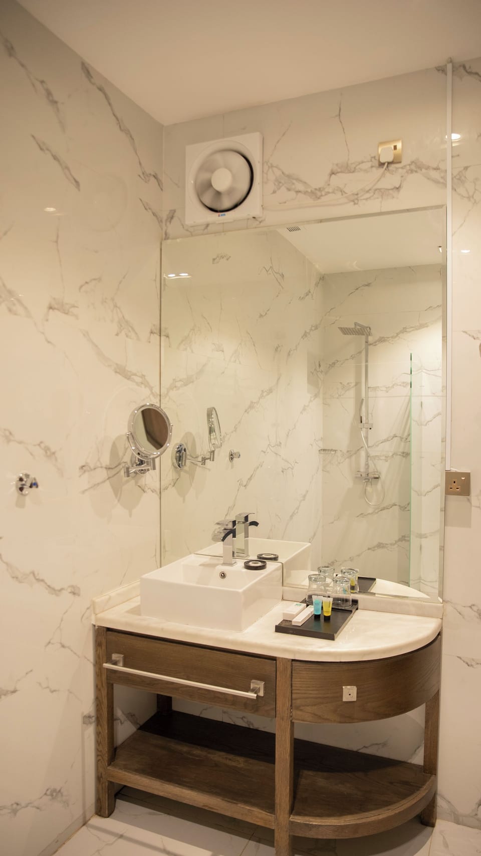 Deluxe Room | Bathroom | Slippers, bidet