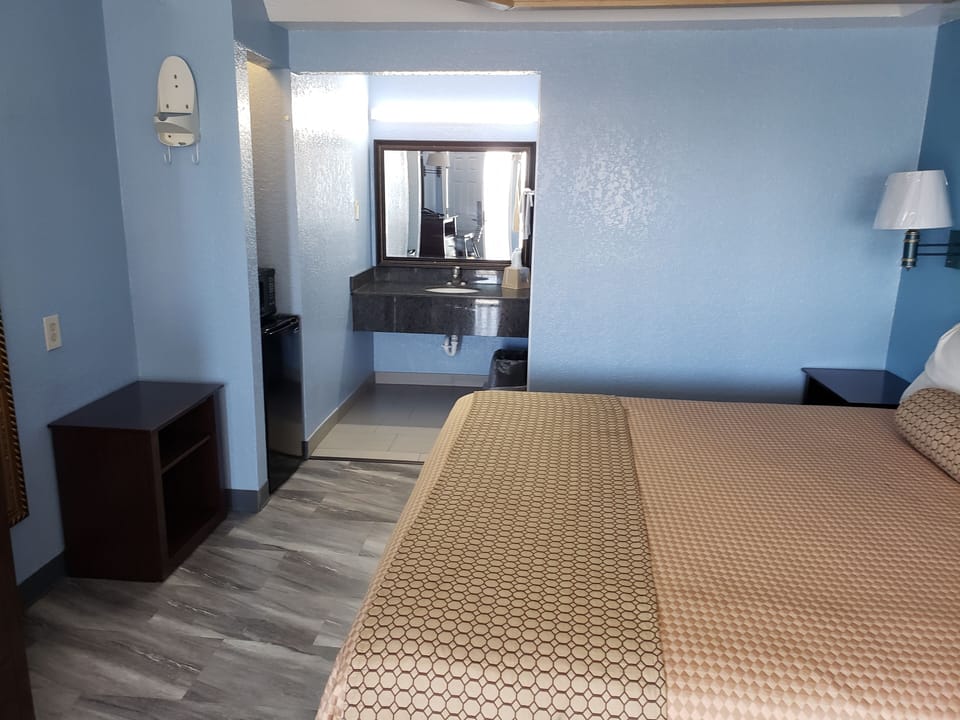 Single Room | Desk, bed sheets