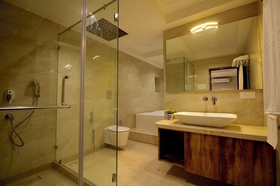 Presidential Room | Bathroom | Towels, soap, shampoo, toilet paper