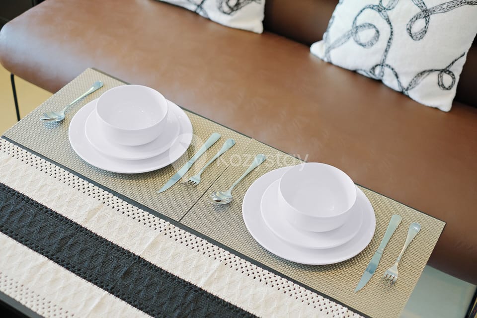 Studio, 1 King Bed, City View | Dining room