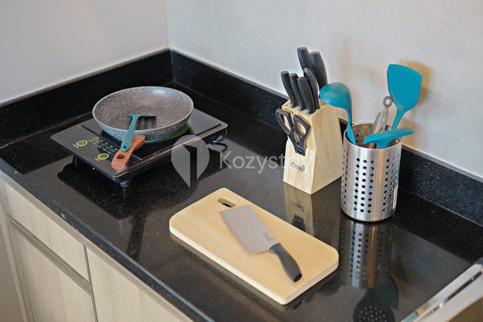 Studio, 1 King Bed, City View | Private kitchen