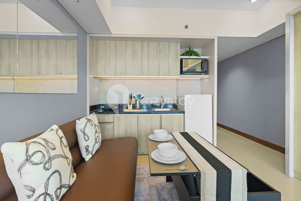 Studio, 1 King Bed, City View | Living area | Flat-screen TV