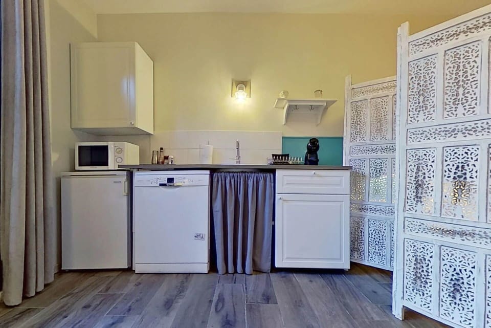 Standard Room, Patio, Garden View | Private kitchen