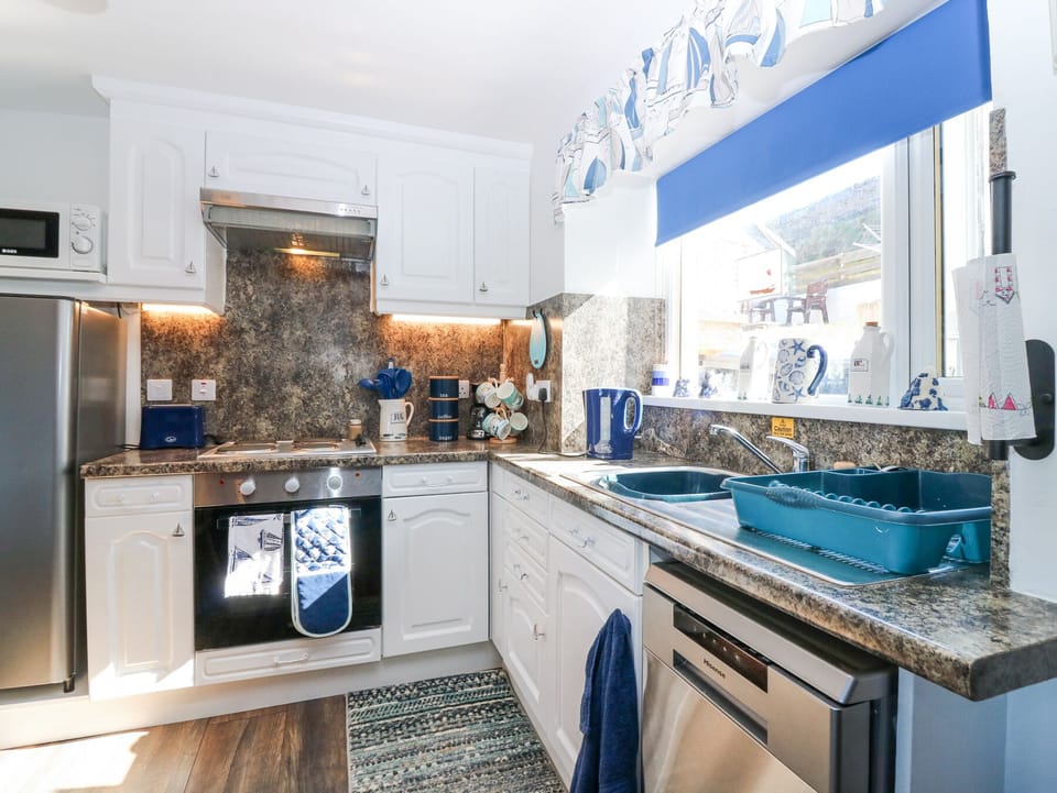 Fridge, microwave, dishwasher, cookware/dishes/utensils