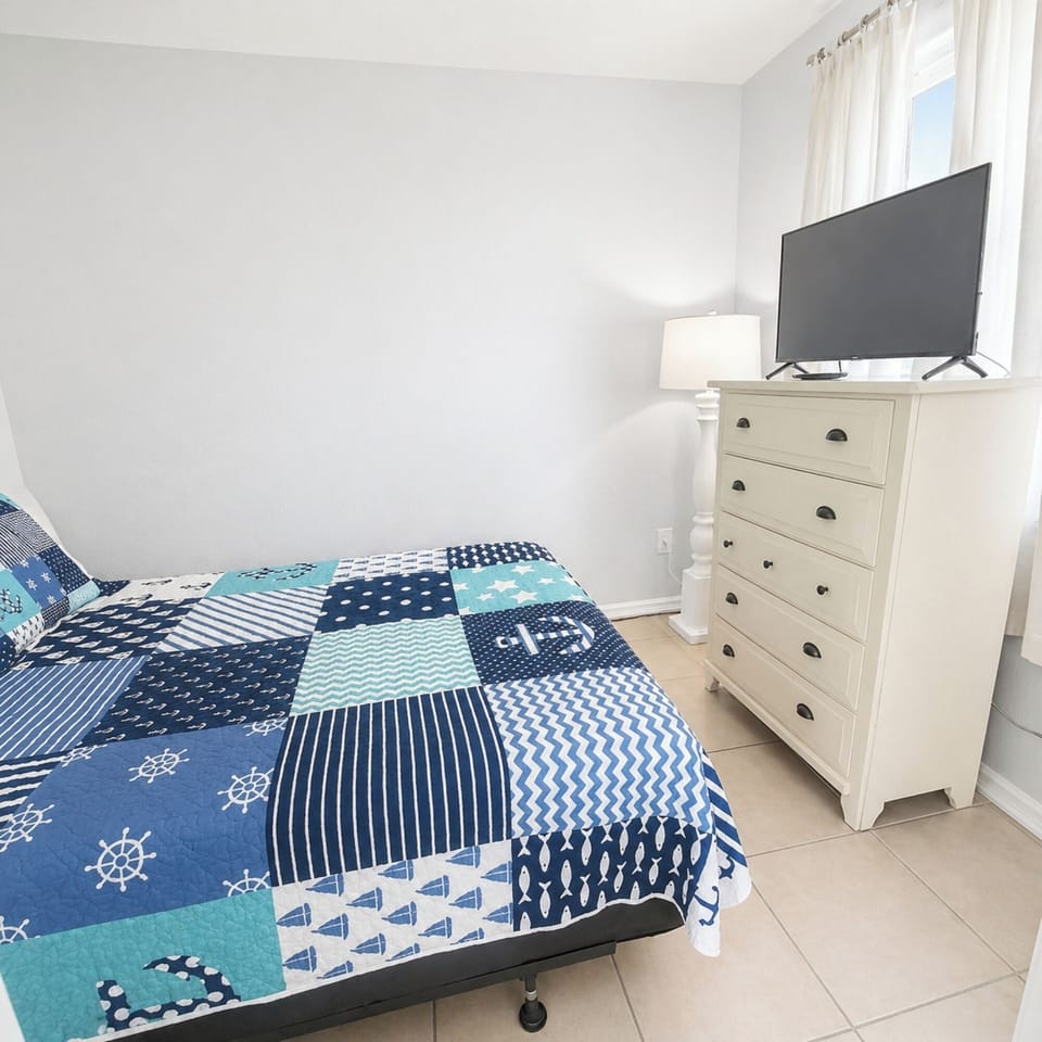2nd bedroom with queen size bed, TV and ceiling fan