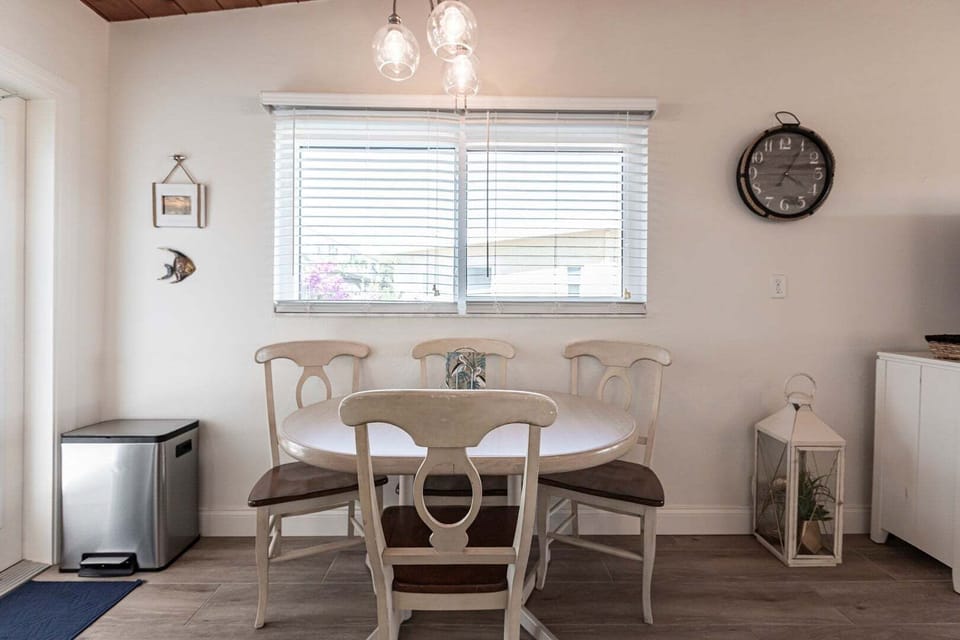 05 Dining Area