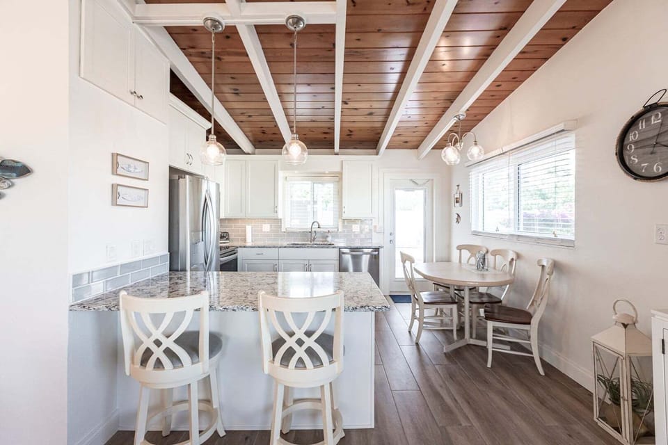 06 Dining Area
