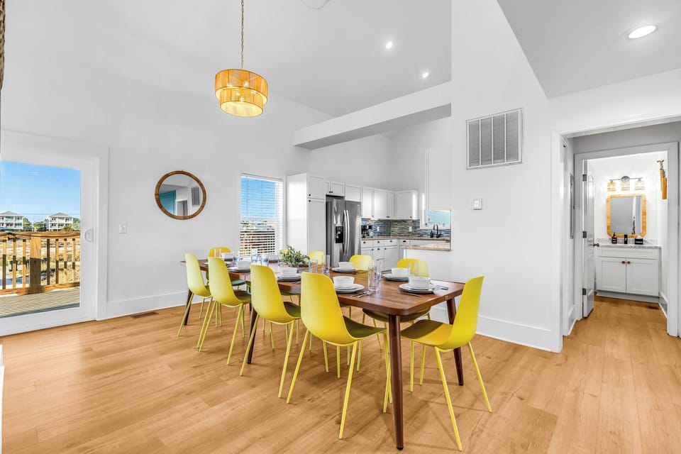 Dining area with seating for 10, all dinnerware & cookware available for use. 