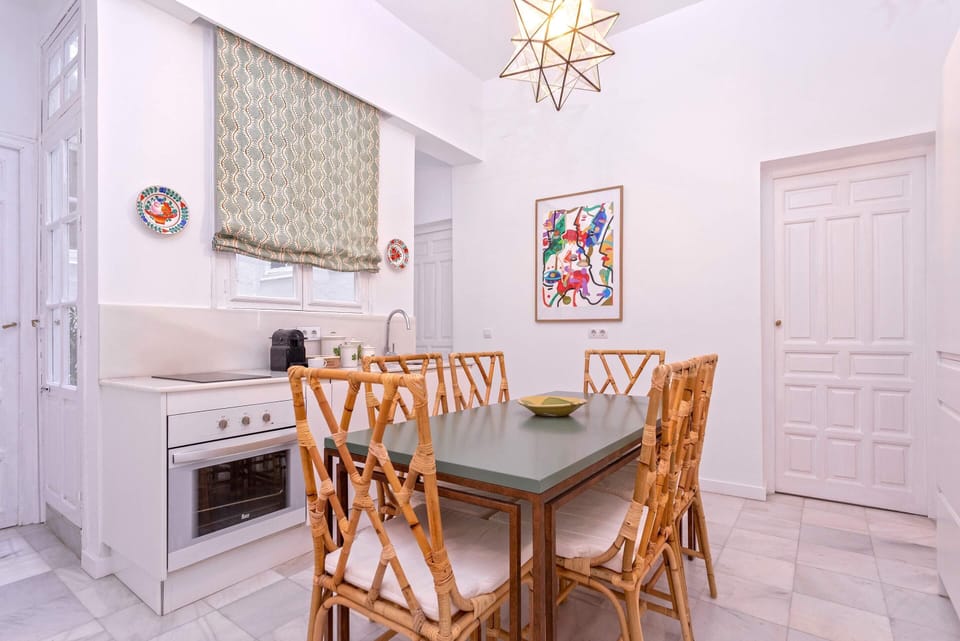 Apartment (3 Bedrooms) | Private kitchen | Full-size fridge, microwave, oven, stovetop