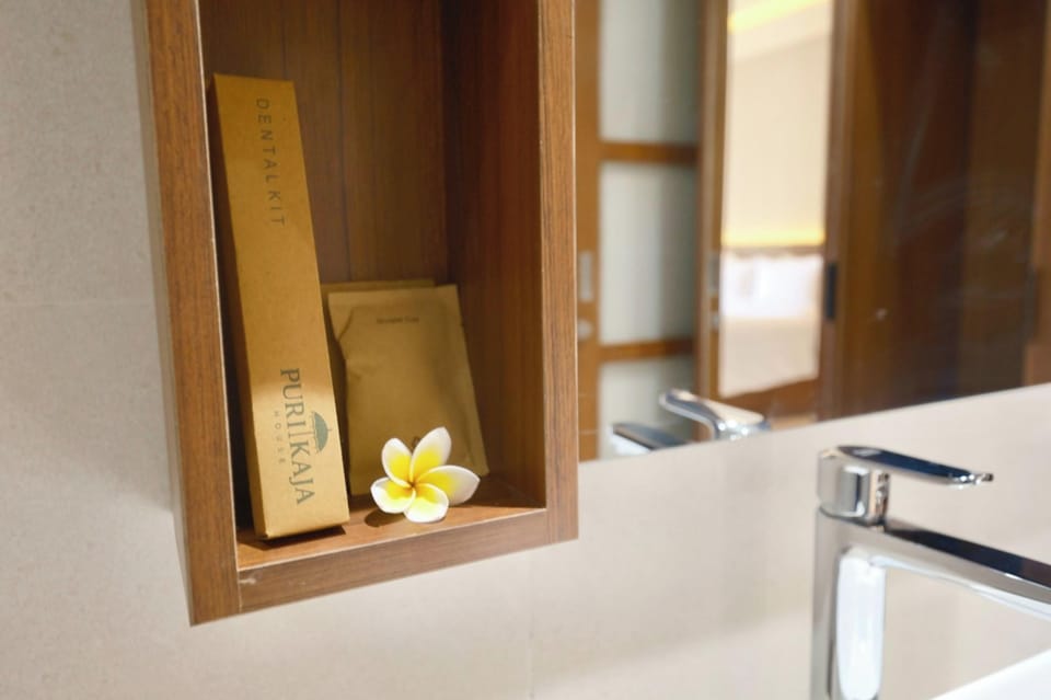 Deluxe Room, 1 Double Bed | Bathroom | Shower, rainfall showerhead, free toiletries, hair dryer