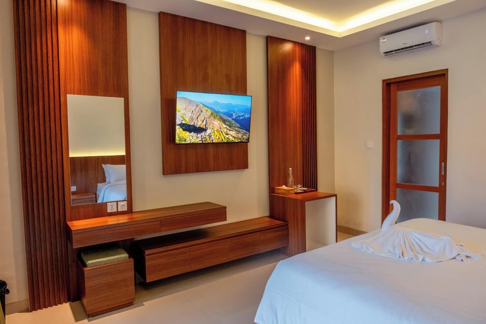 Deluxe Room, 1 Double Bed | Desk, bed sheets