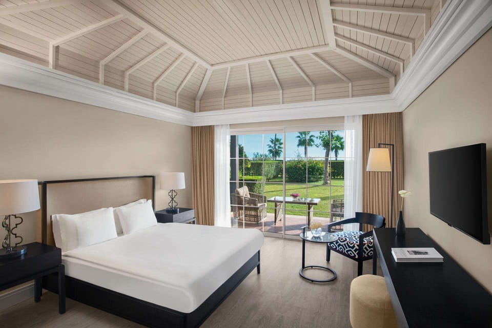 Free minibar, in-room safe, desk, soundproofing