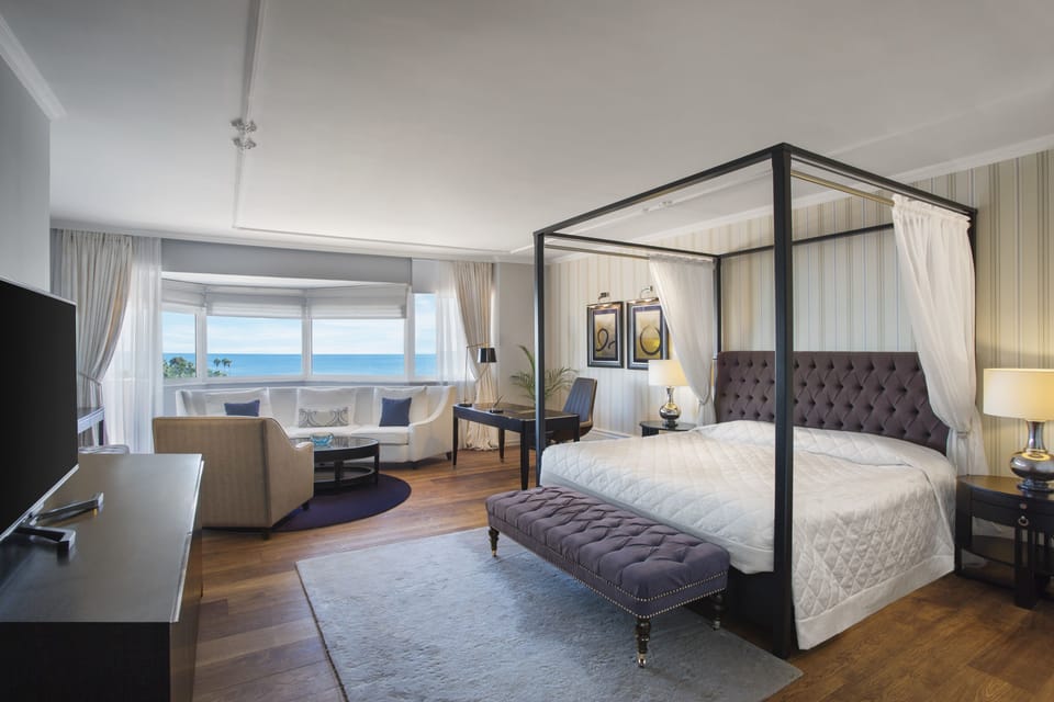King Suite | Free minibar, in-room safe, desk, soundproofing