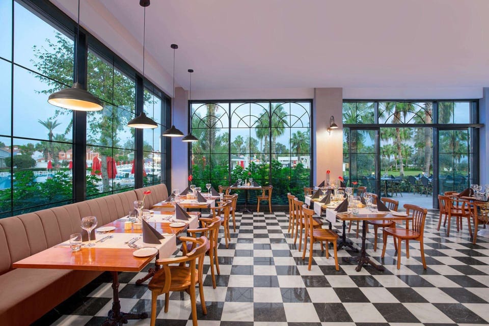 5 restaurants; breakfast, lunch, and dinner served