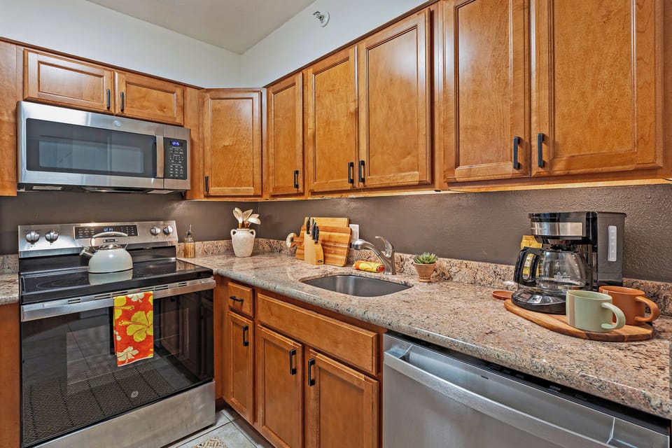 Fully equipped kitchen for easy summer meals and beach-day prep