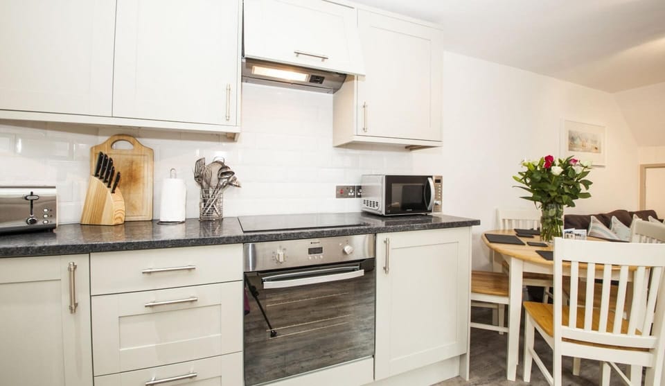 Cottage | Private kitchen | Fridge, microwave, oven, stovetop