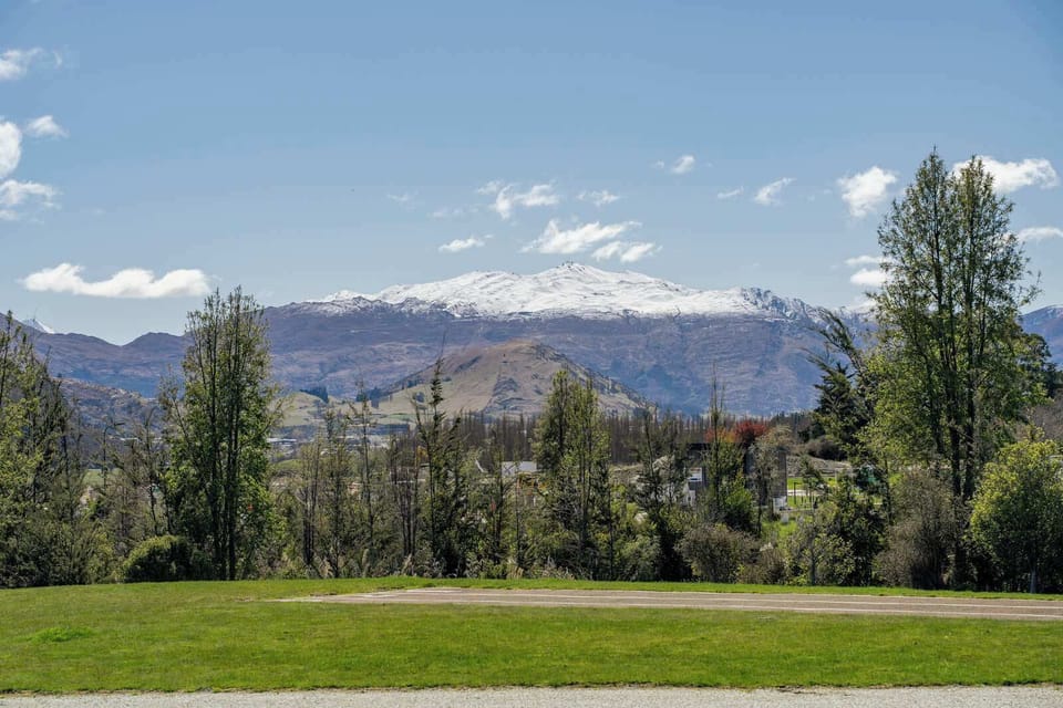 Alpine Viewpoint – Expansive mountain views from Hanley’s Farm.