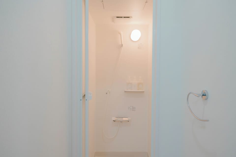 Bidet, towels