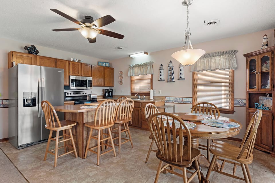 KDS4305: Coastal Dream | Dining Area and Kitchen