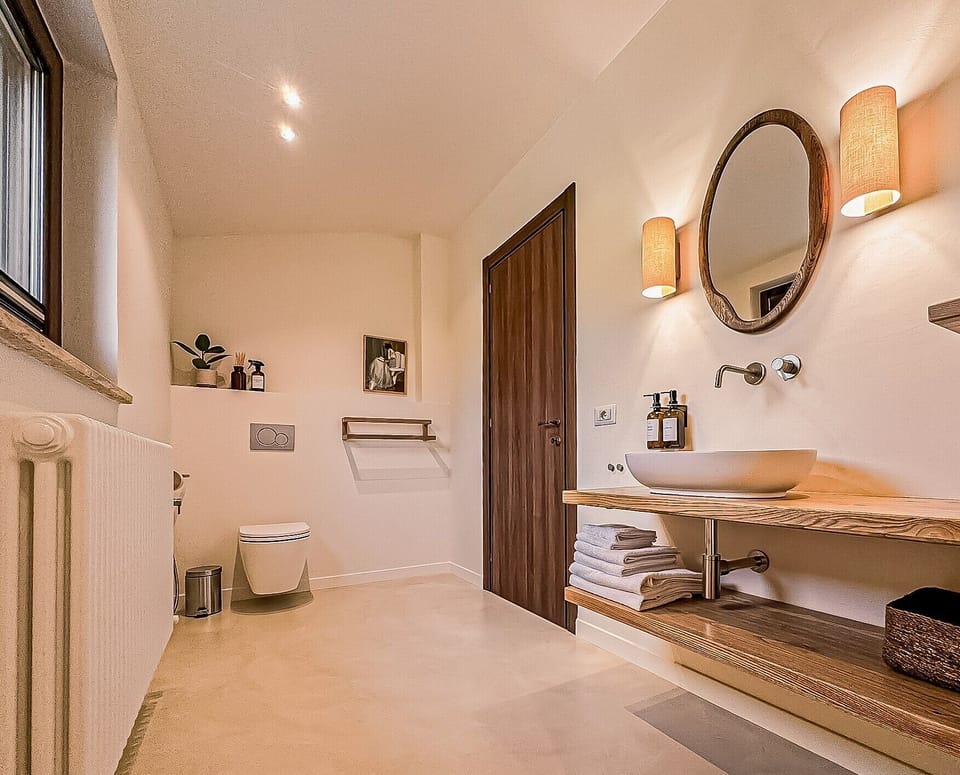 Deluxe Double Room | Bathroom | Shower, free toiletries, hair dryer, bidet