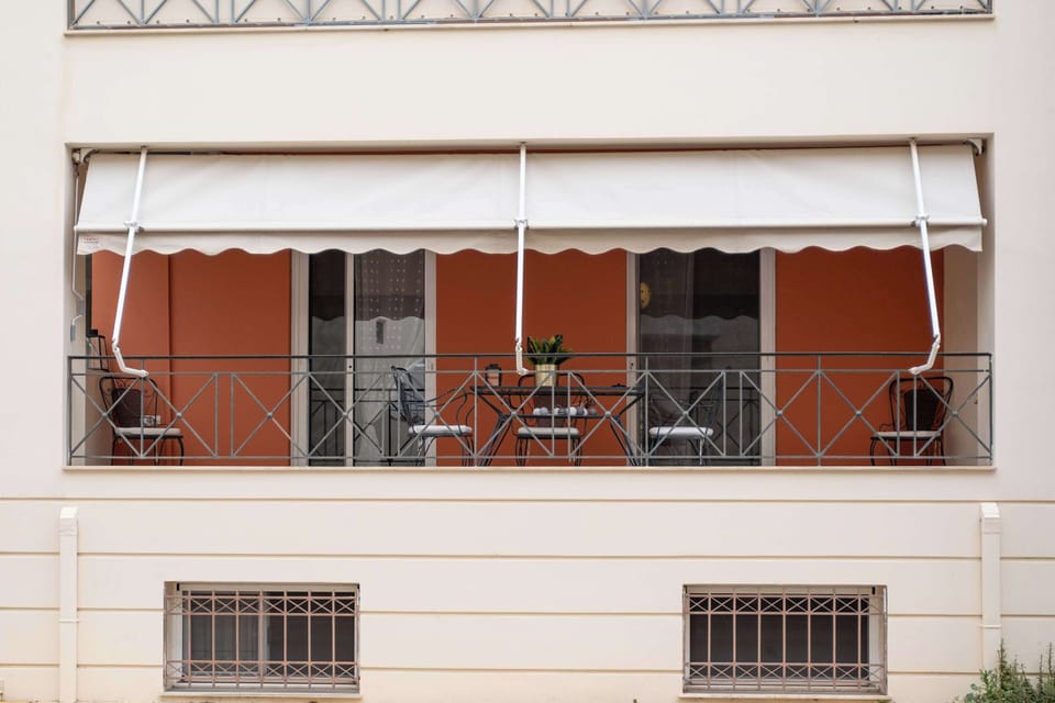 Exterior View of the Property with Traditional Facade – A charming outlook showcasing the building’s character.