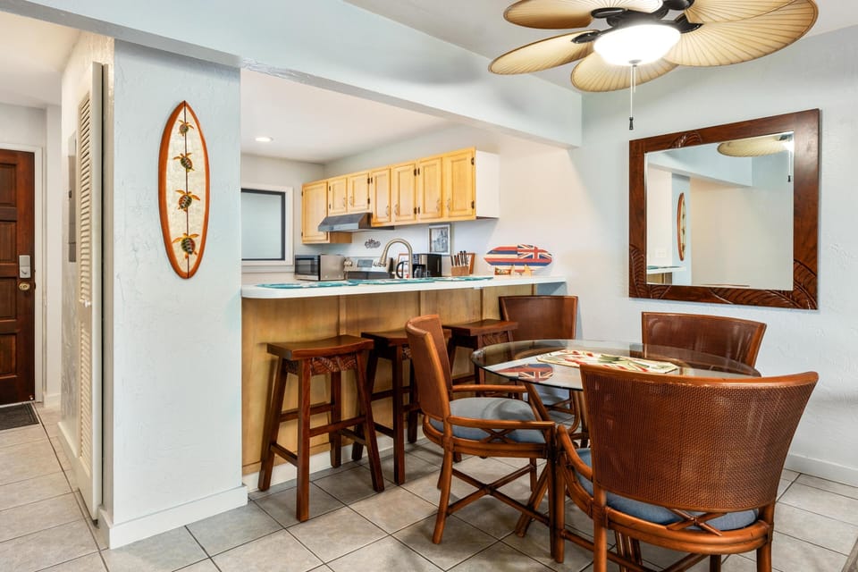 Condo, 2 Bedrooms | Dining