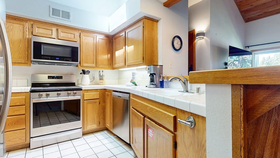 Condo, 3 Bedrooms | Private kitchen | Coffee/tea maker, fridge, oven, toaster