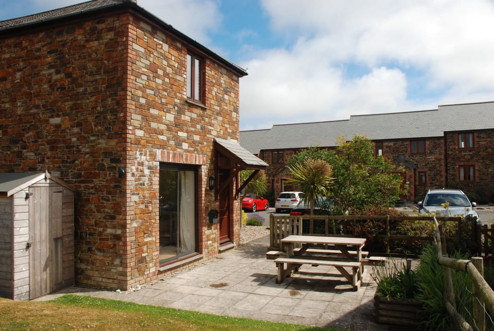 Rear elevation of Field View, with patio picnic table self catering, Padstow
